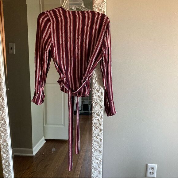 Wilfred Free Aritzia Women’s Shannon Wrap Top size Medium - Picture 3 of 5